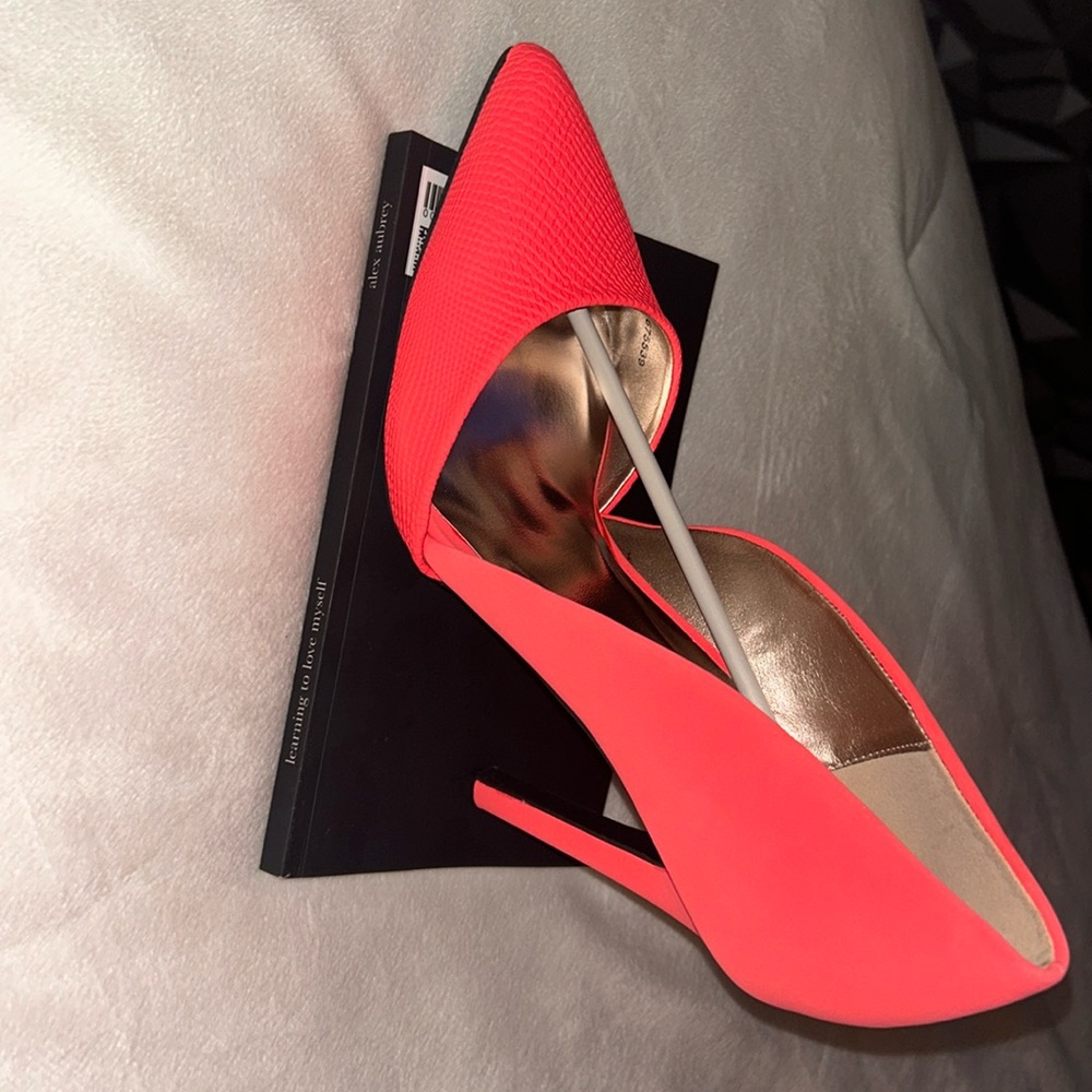 New never worn pump